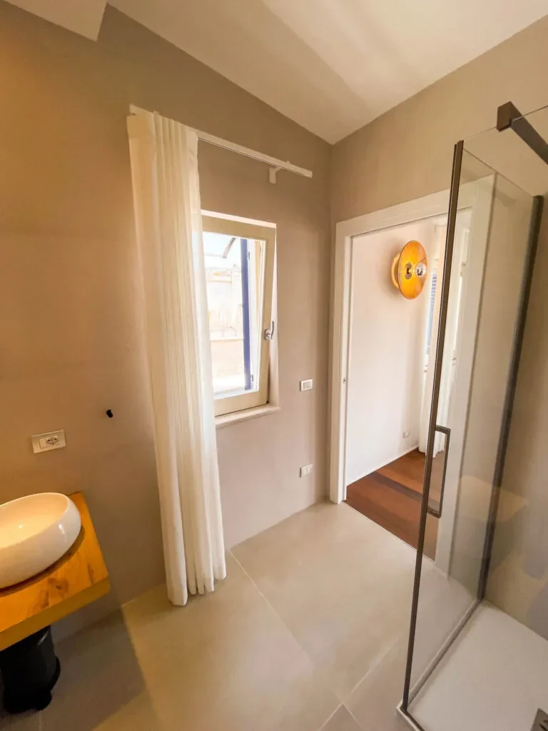 Bagno di Fos con finestra e lampada tonda a parete