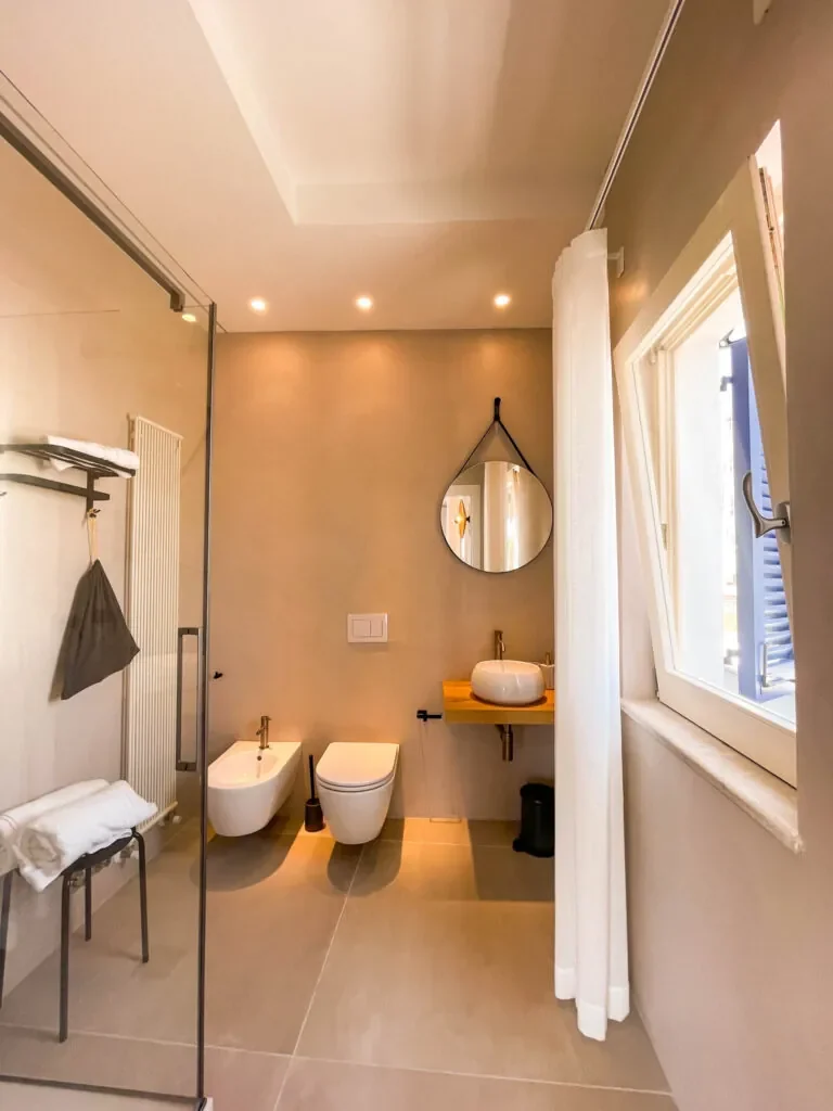 Bagno privato di Fos con lavabo e box doccia
