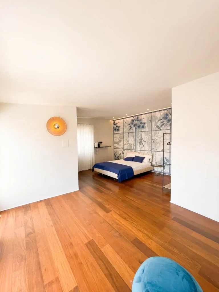 Camera Fos con pavimento in legno e vetrata decorata