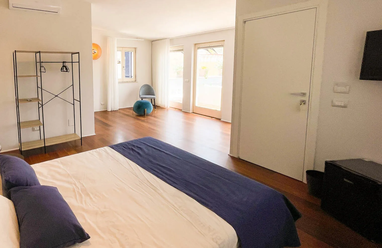Camera Fos con letto blu e porta-finestra sulla terrazza privata