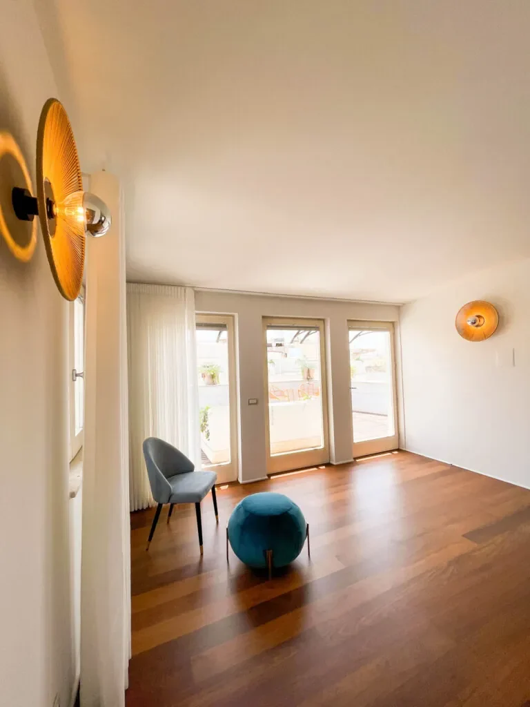 Zona giorno di Fos con poltroncina e pouf blu