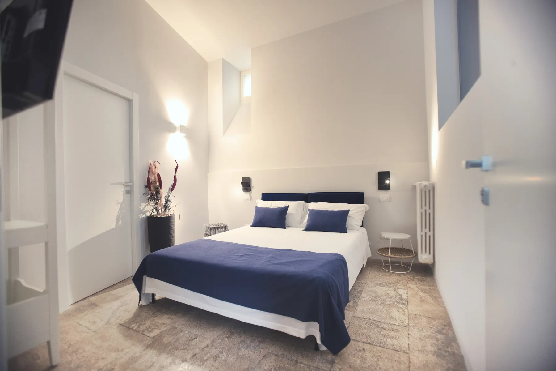 Camera Pètra con letto matrimoniale blu e pavimento in pietra