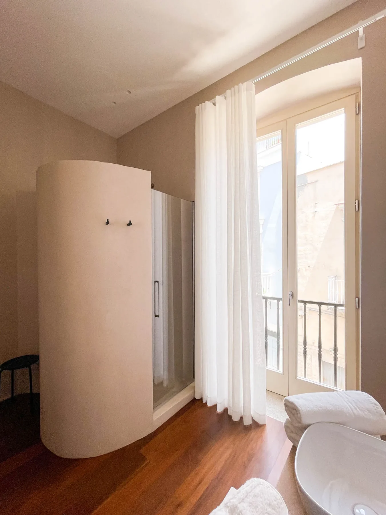 Doccia del bagno di Xylo vicino alla finestra
