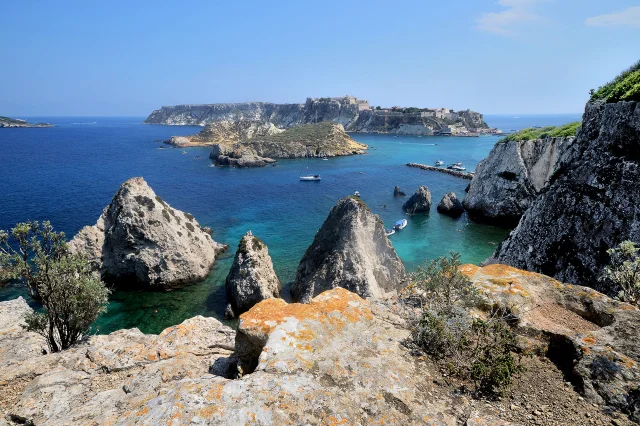 Isole Tremiti viste dagli scogli: mare turchese, faraglioni e l’isola di San Nicola sullo sfondo