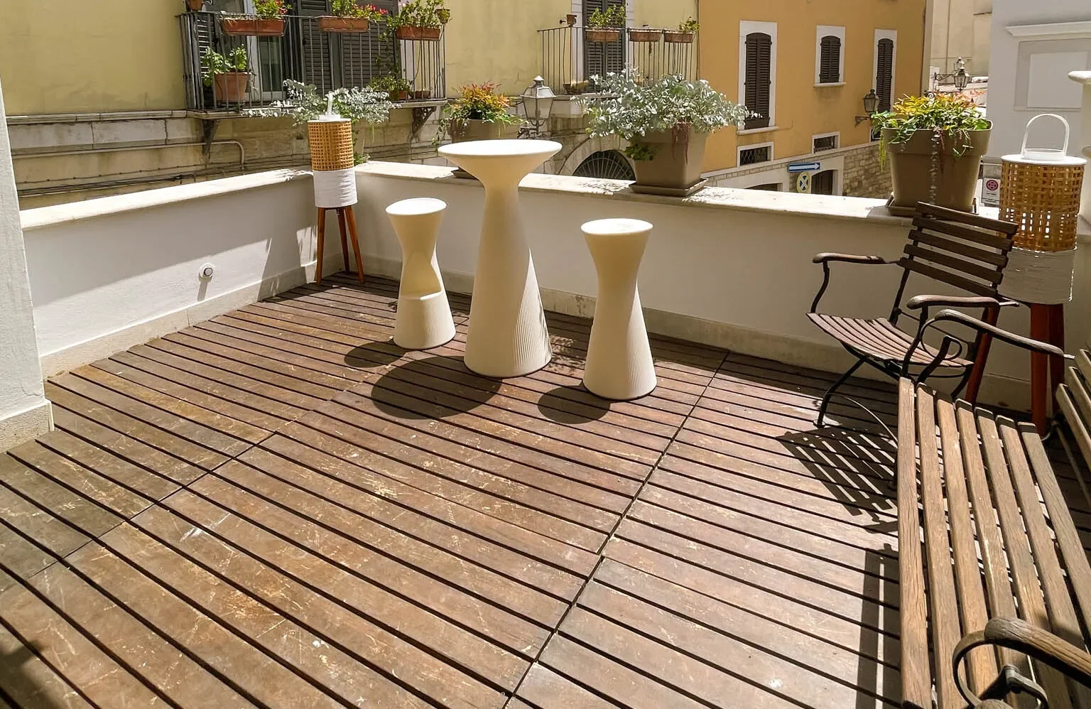 Terrazzino comune al primo piano con tavoli alti e piante